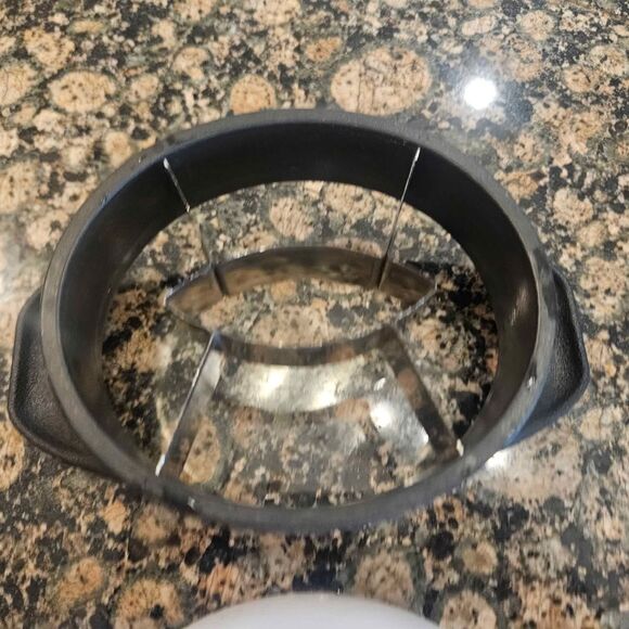 Pampered Chef Mango Wedger and Corer Cutter with Blade Cover - Picture 4 of 6